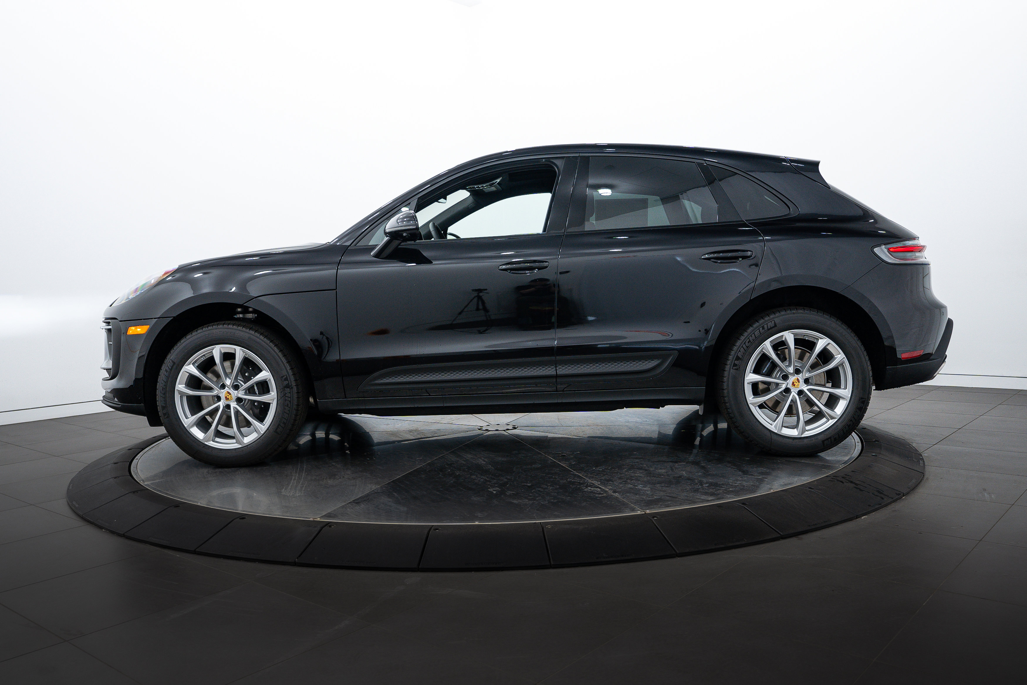 2025 Porsche Macan Base photo 2