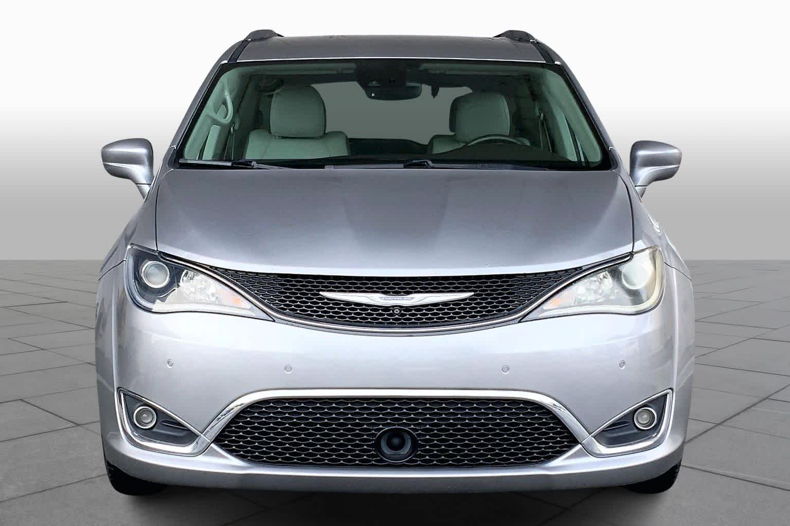 2017 Chrysler Pacifica Touring Plus photo 3