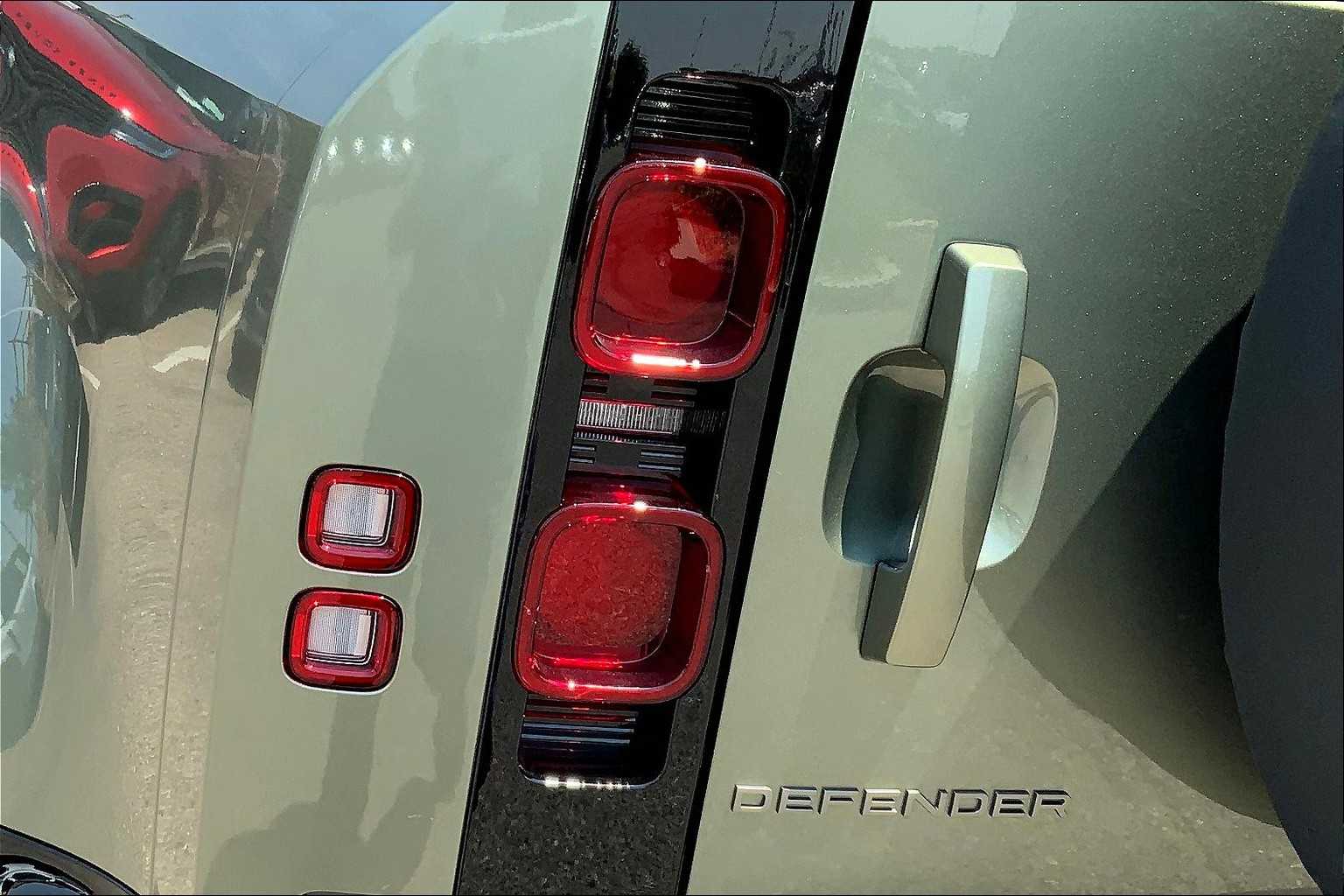 2025 Land Rover Defender X-Dynamic SE photo 13