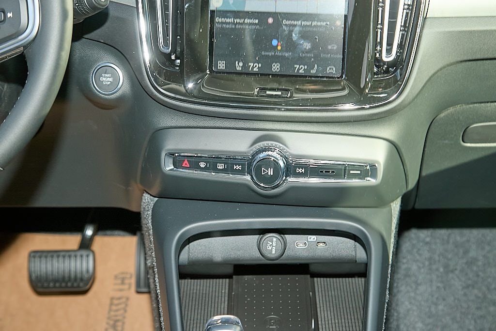 2026 VOLVO XC40 - Image 26