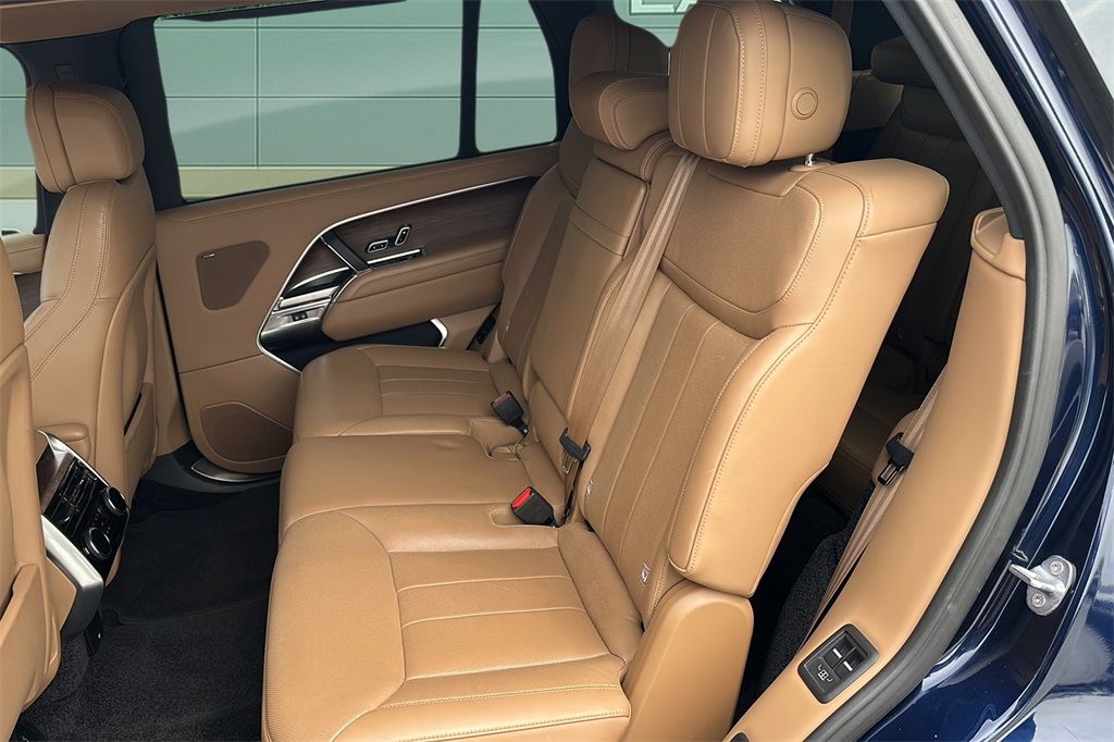 2023 Land Rover Range Rover SE photo 18
