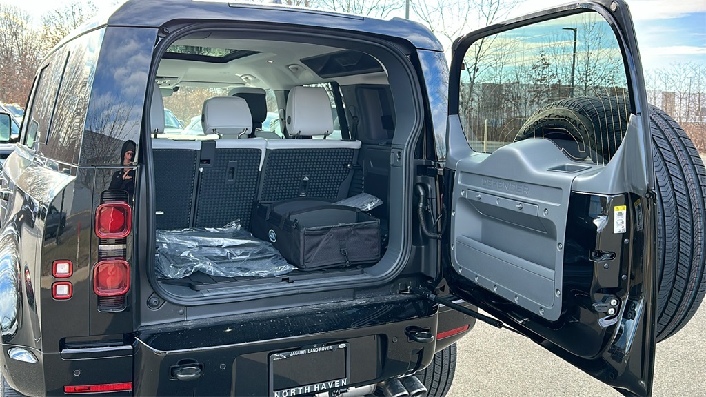 2025 Land Rover Defender 110 X-Dynamic SE photo 25
