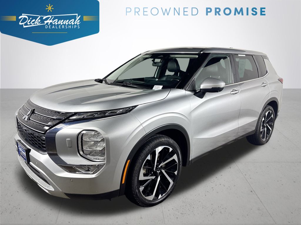 2023 Mitsubishi Outlander SE's photo