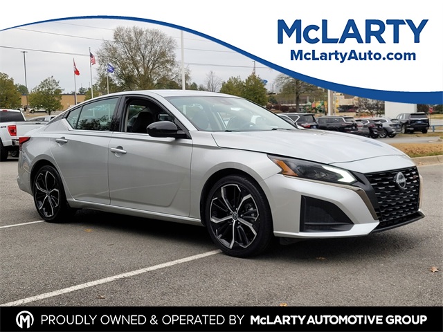 2023 Nissan Altima SR's photo