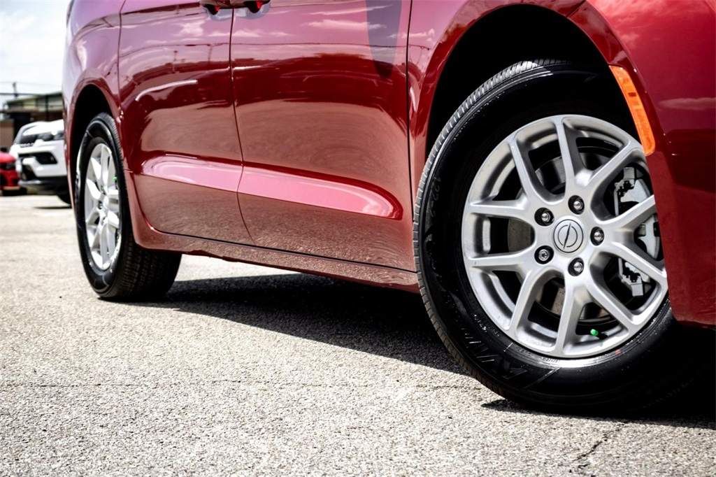 2025 Chrysler Voyager LX photo 2