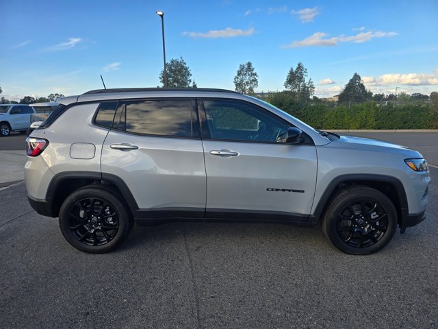 2026 Jeep Compass Latitude Altitude photo 3