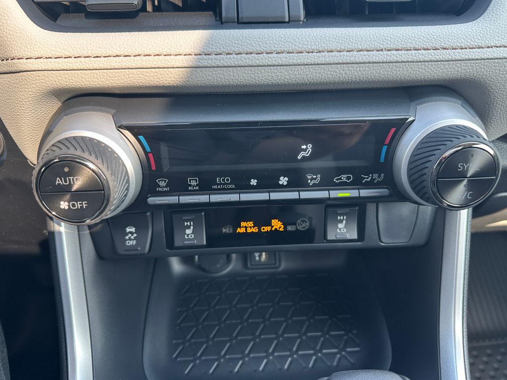 2025 Toyota RAV4 Hybrid XLE photo 17