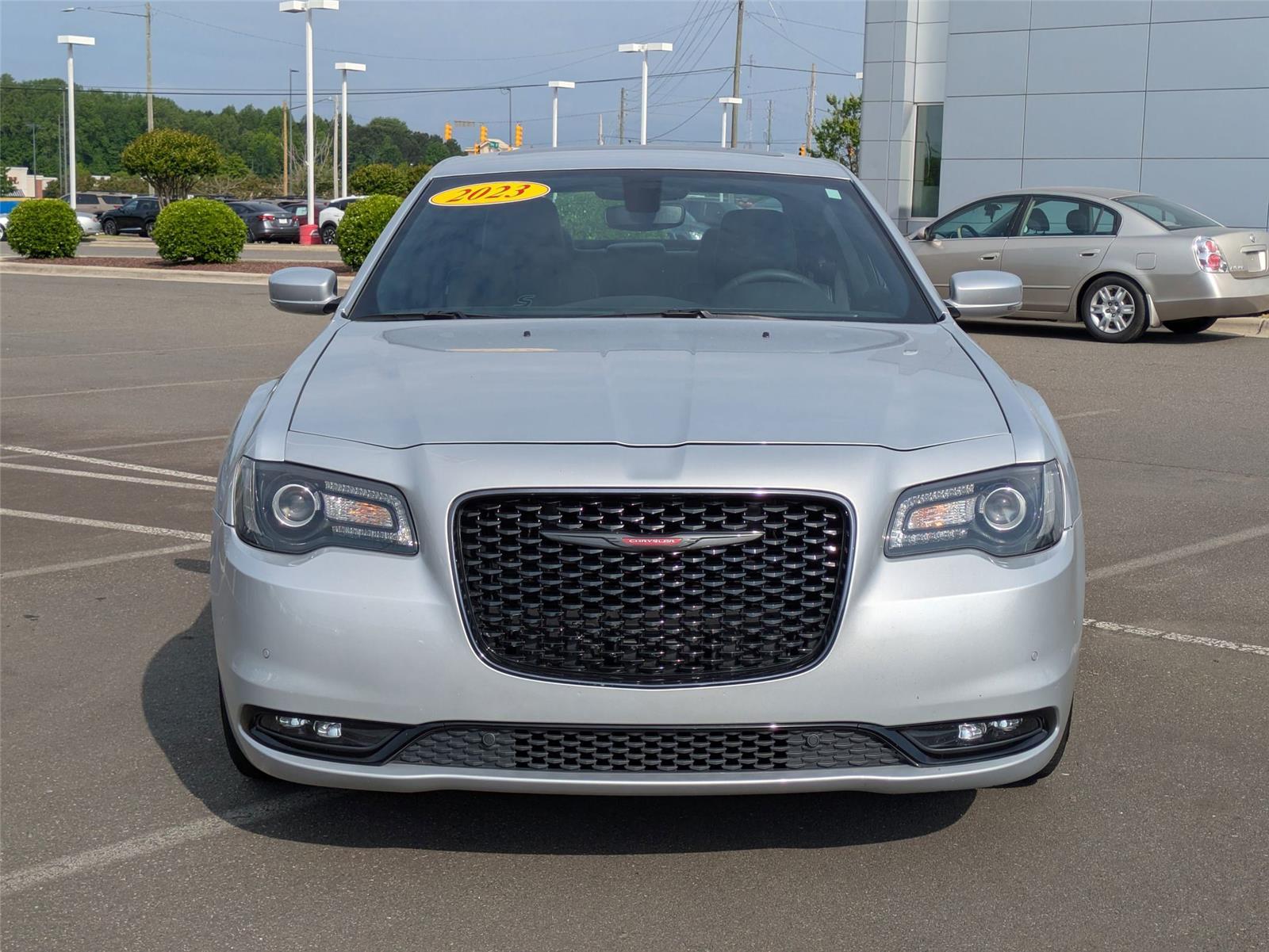 2023 Chrysler 300 photo 3