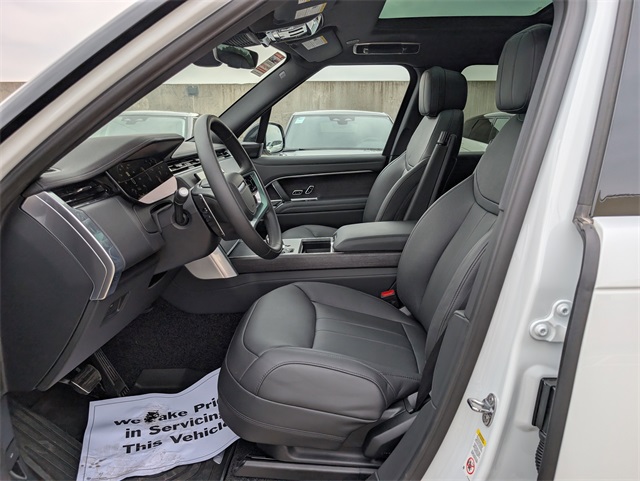 2025 Land Rover Range Rover SE photo 5