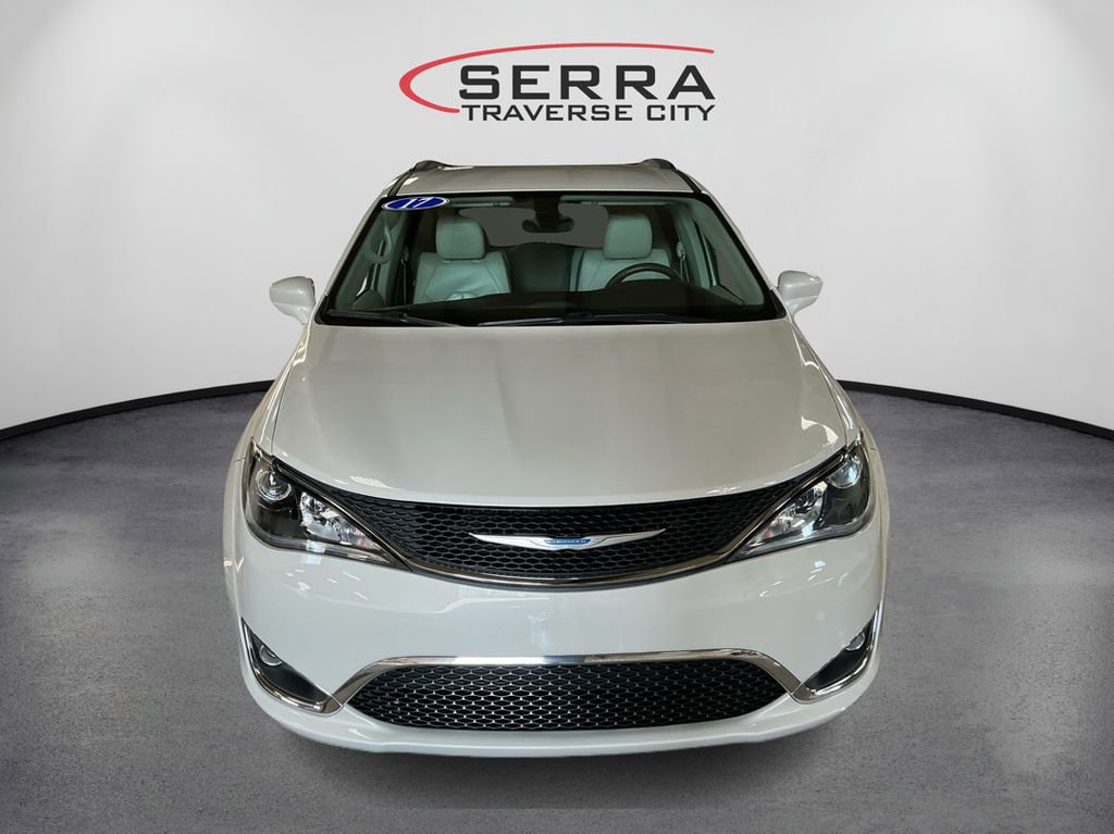 2017 Chrysler Pacifica Touring L photo 2