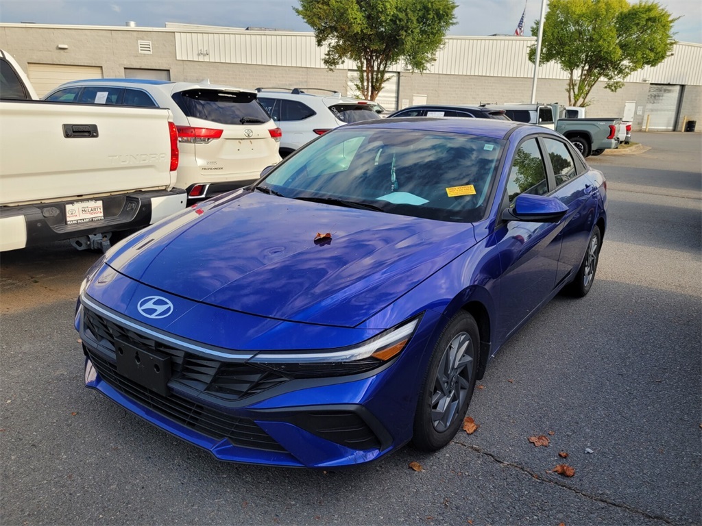 2024 Hyundai Elantra SEL photo 2