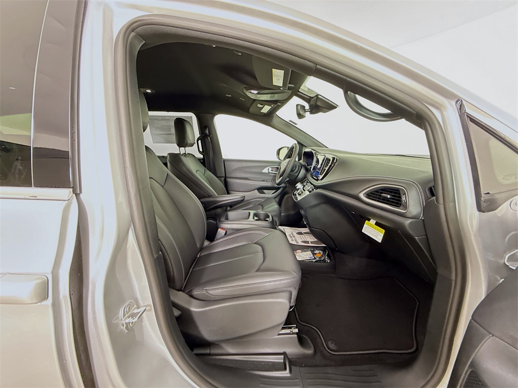 2026 Chrysler Pacifica photo 22