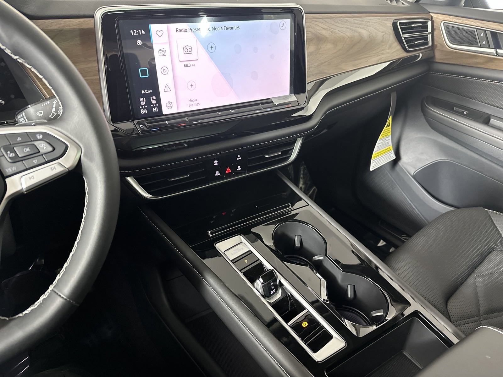 2025 Volkswagen Atlas SE Technology photo 17