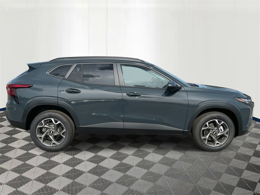 2025 Chevrolet Trax LT photo 4
