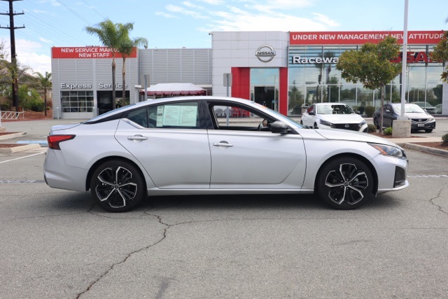 2023 Nissan Altima 2.5 SR photo 2