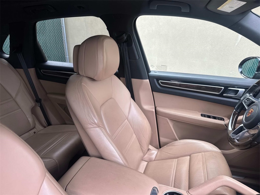 2022 Porsche Cayenne Base photo 16