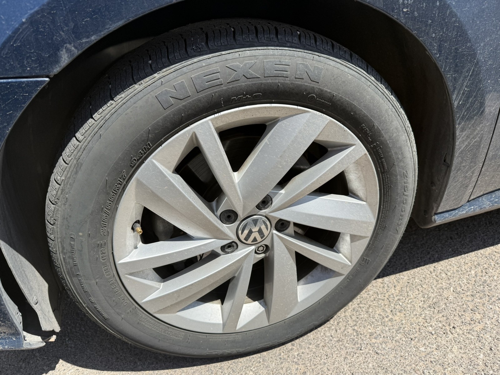 Used 2018 BLUE Volkswagen 2.0T SE image 2