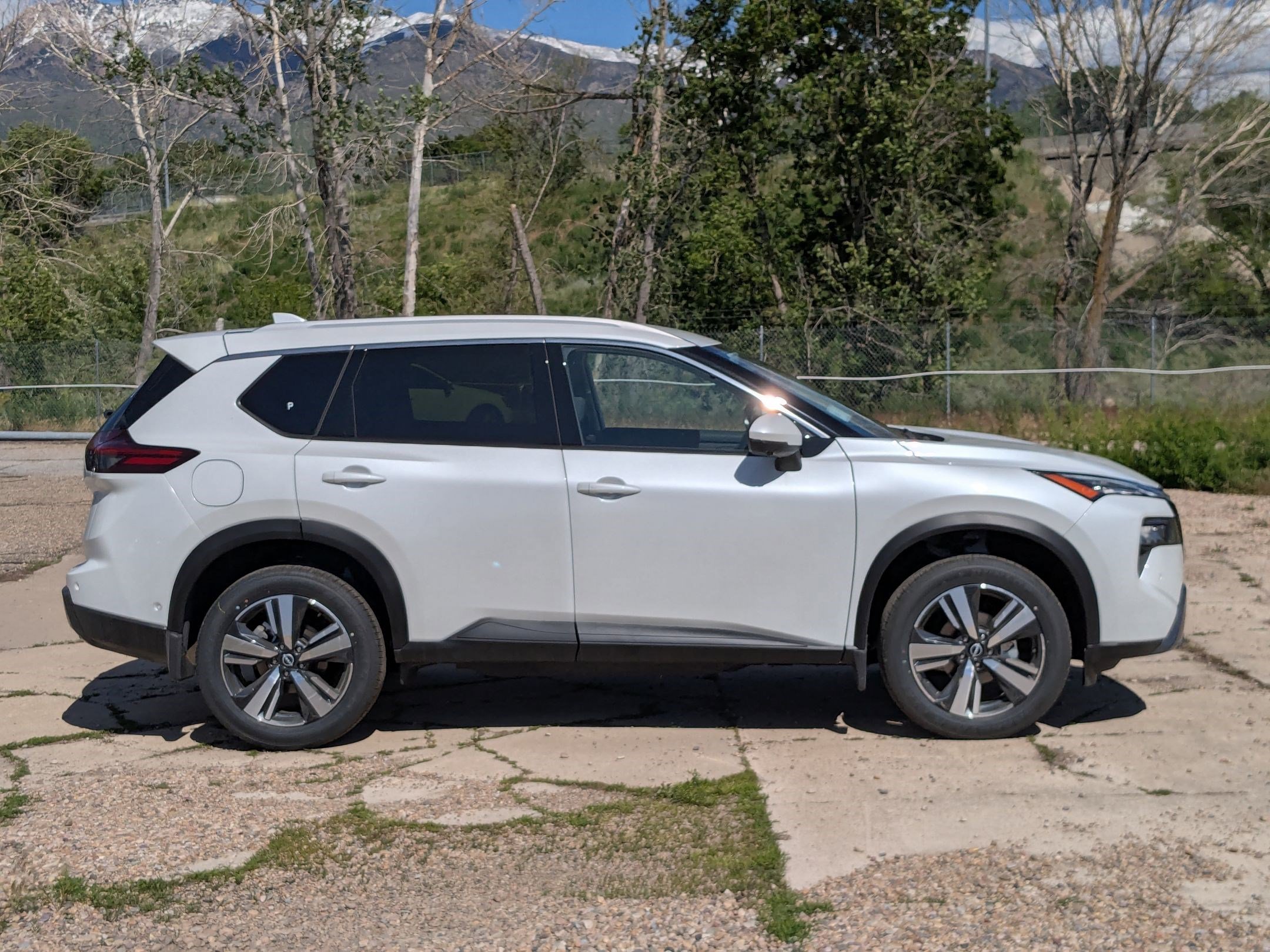 2025 Nissan Rogue SL photo 2