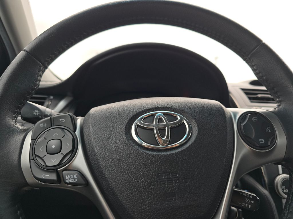 2014 Toyota Camry SE photo 16