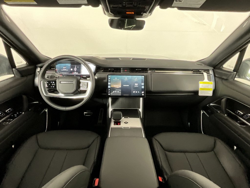 2025 Land Rover Range Rover SE photo 3