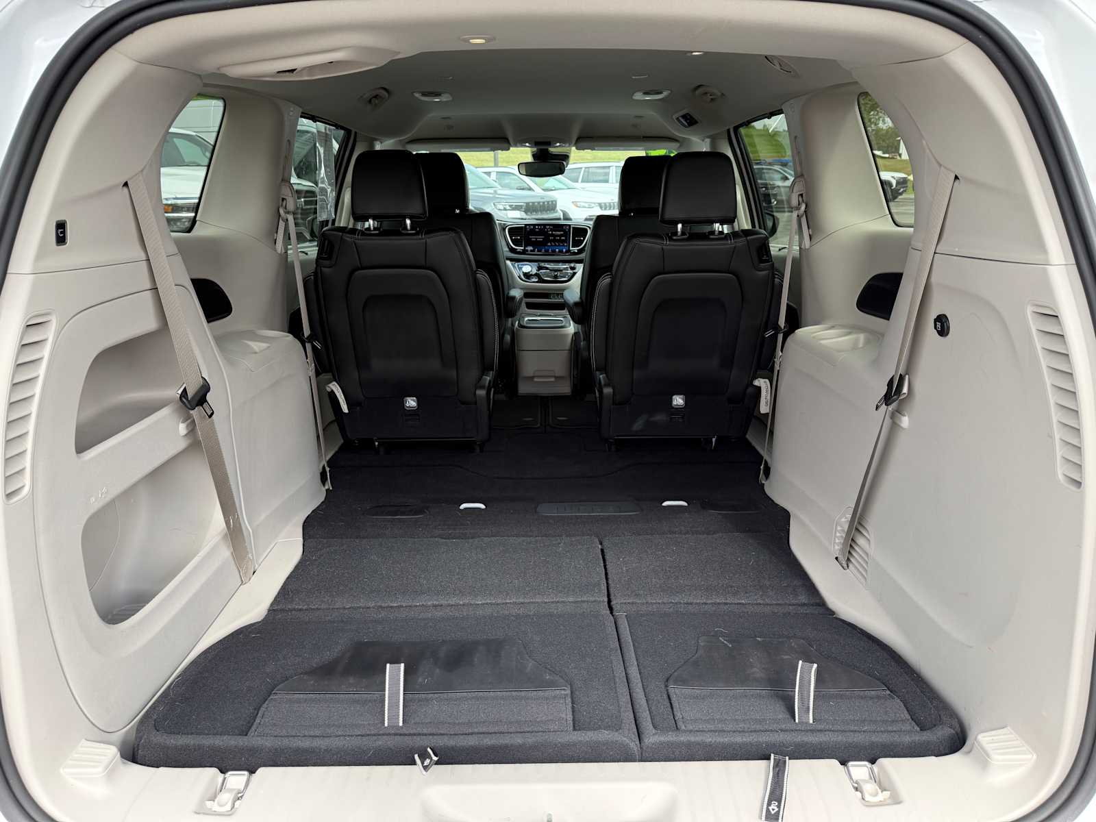 2024 Chrysler Pacifica Touring L photo 10