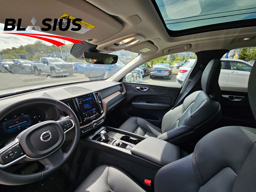2022 Volvo XC60 B5 Momentum photo 9