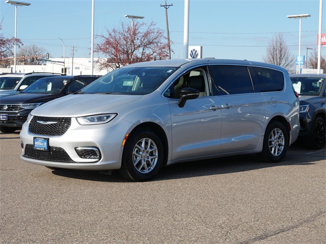 2024 Chrysler Pacifica Touring L photo 2