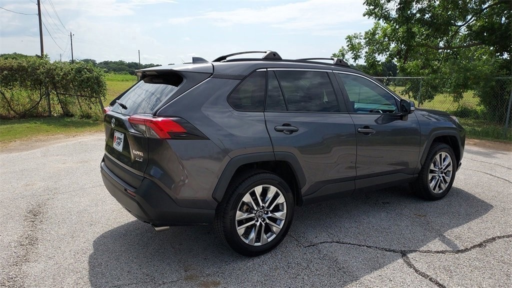 2019 Toyota RAV4 XLE Premium photo 2