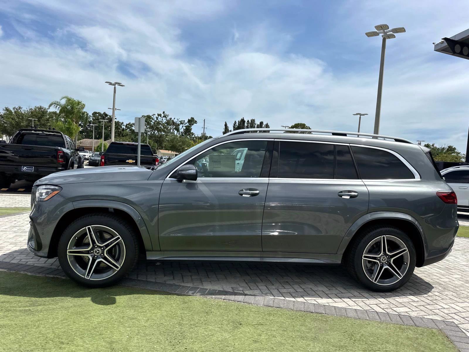 2025 Mercedes Benz GLS 450 4MATIC photo 4