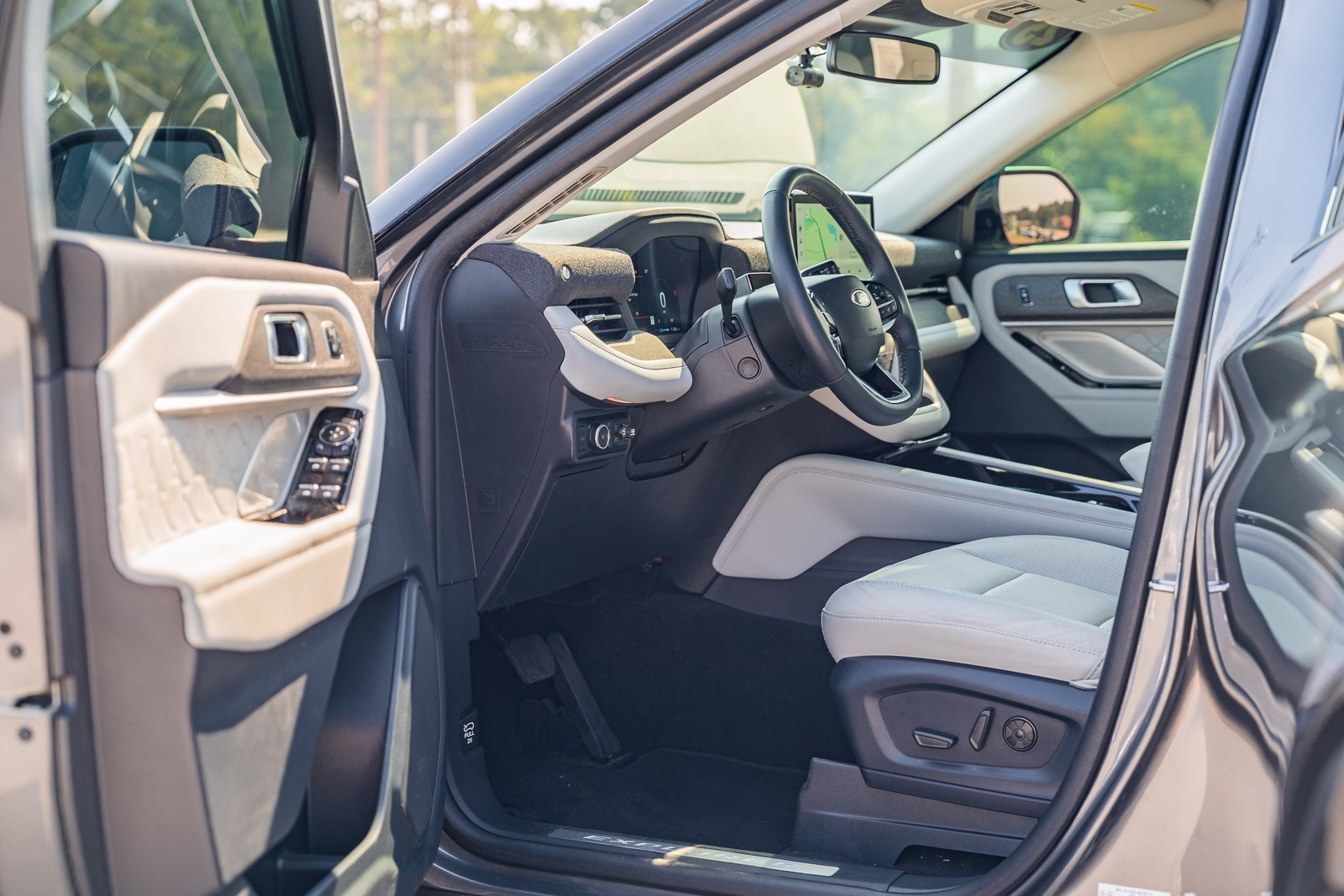2025 Ford Explorer Platinum photo 17