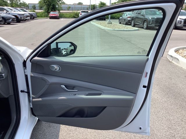 2024 Hyundai Elantra SE photo 28