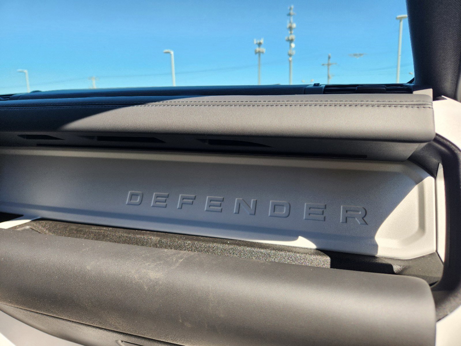2025 Land Rover Defender 110 S photo 9