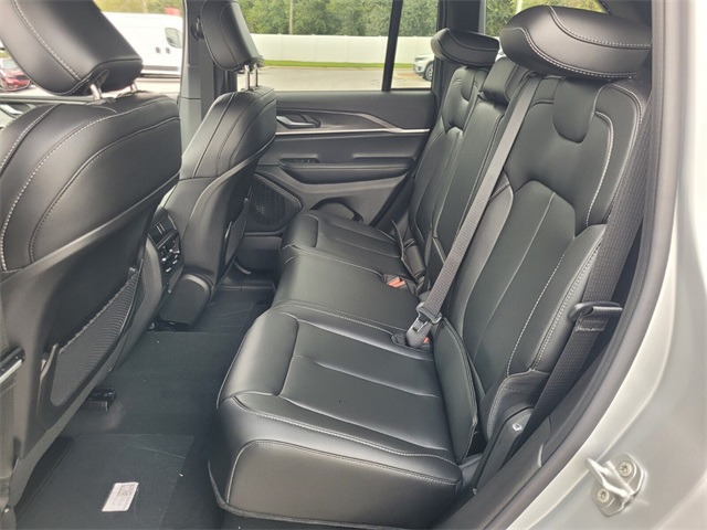 2025 Jeep Grand Cherokee Limited photo 4