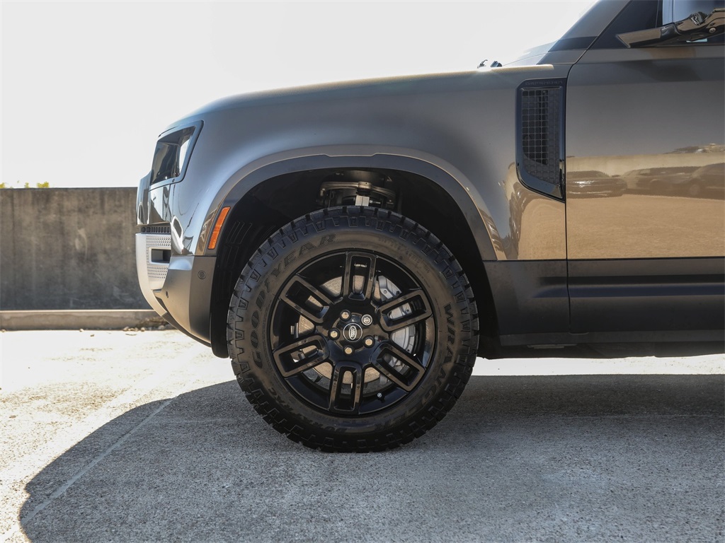 2024 Land Rover Defender 110 S photo 4