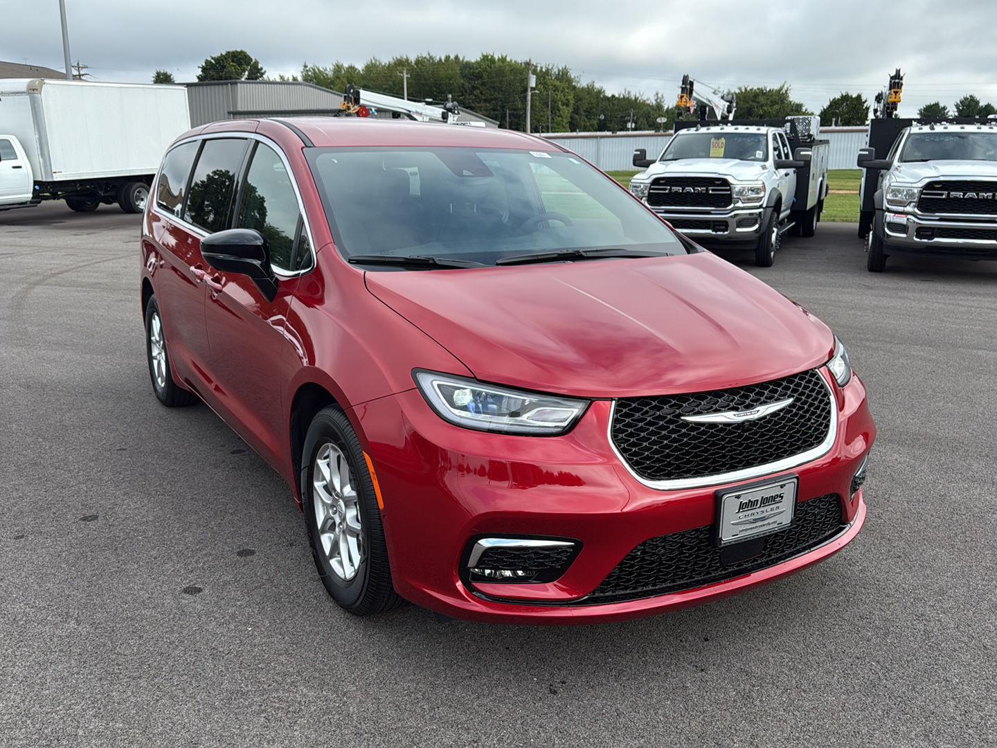 2026 Chrysler Pacifica photo 2