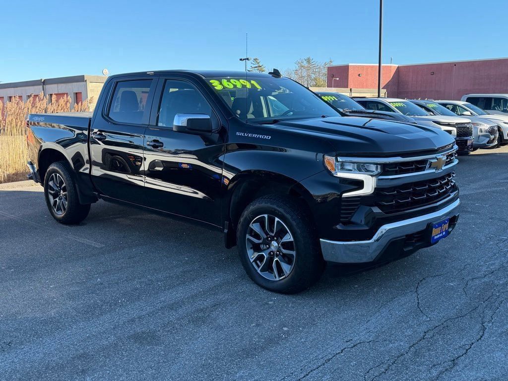 2024 Chevrolet Silverado 1500 LT's photo