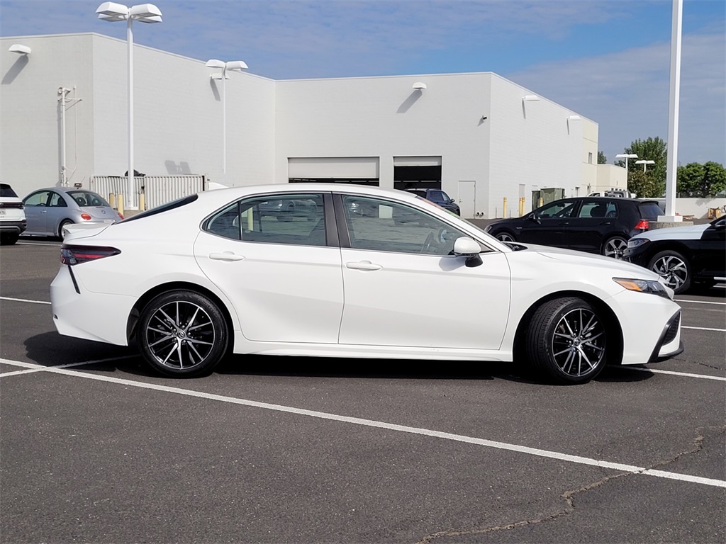2023 Toyota Camry SE photo 4