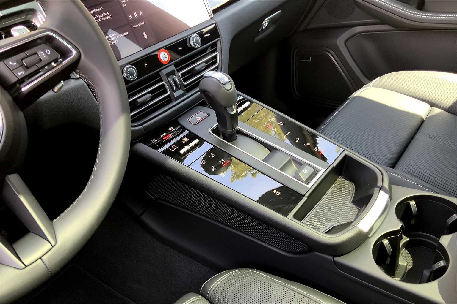 2025 Porsche Macan S photo 17