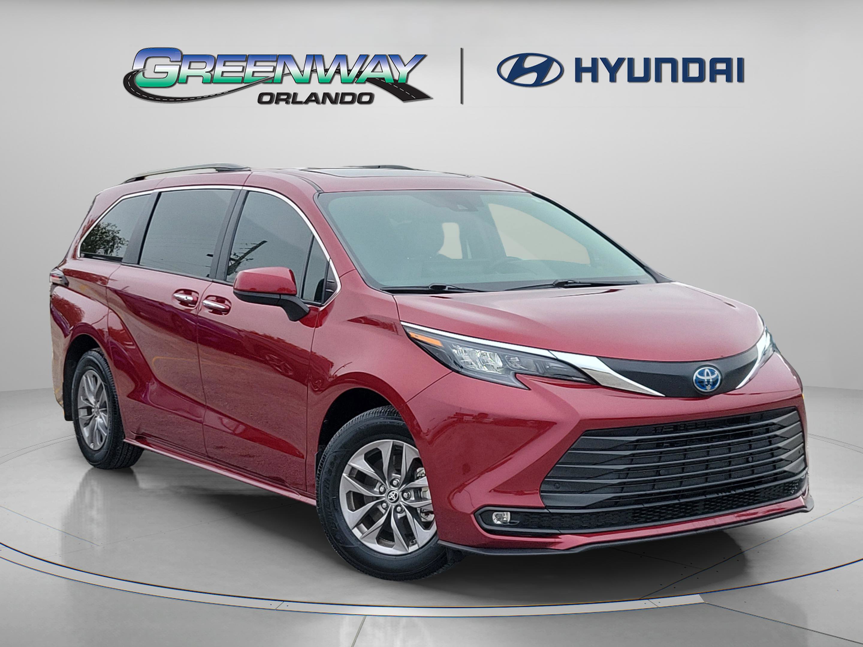 2025 Toyota Sienna XLE's photo