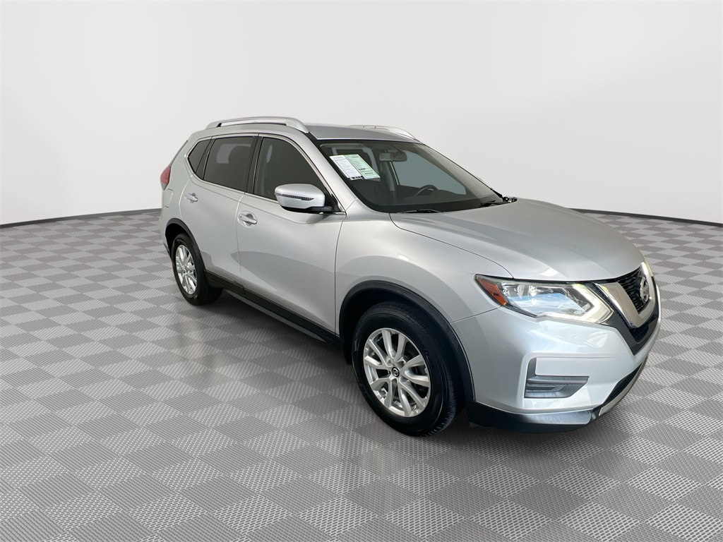 2017 Nissan Rogue SV photo 2