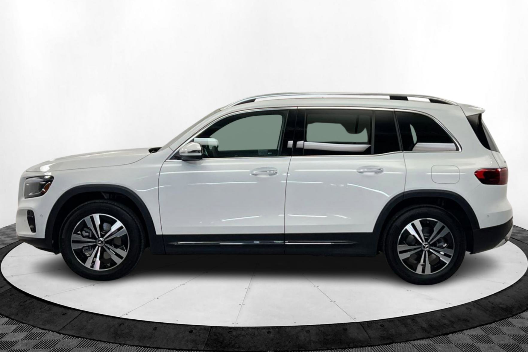 2026 Mercedes Benz GLB 250 4MATIC photo 2