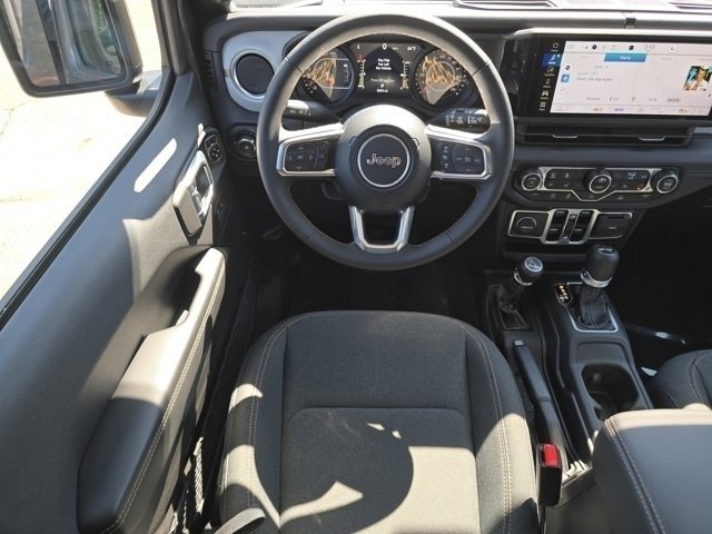 2025 Jeep Wrangler Sahara photo 3
