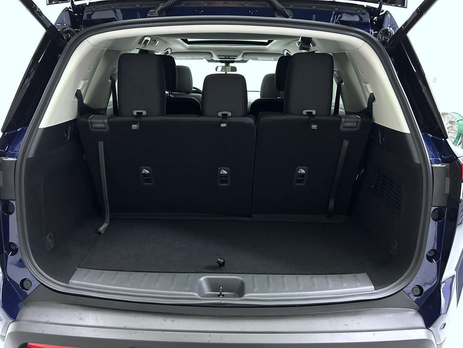 2025 Nissan Pathfinder SV photo 9