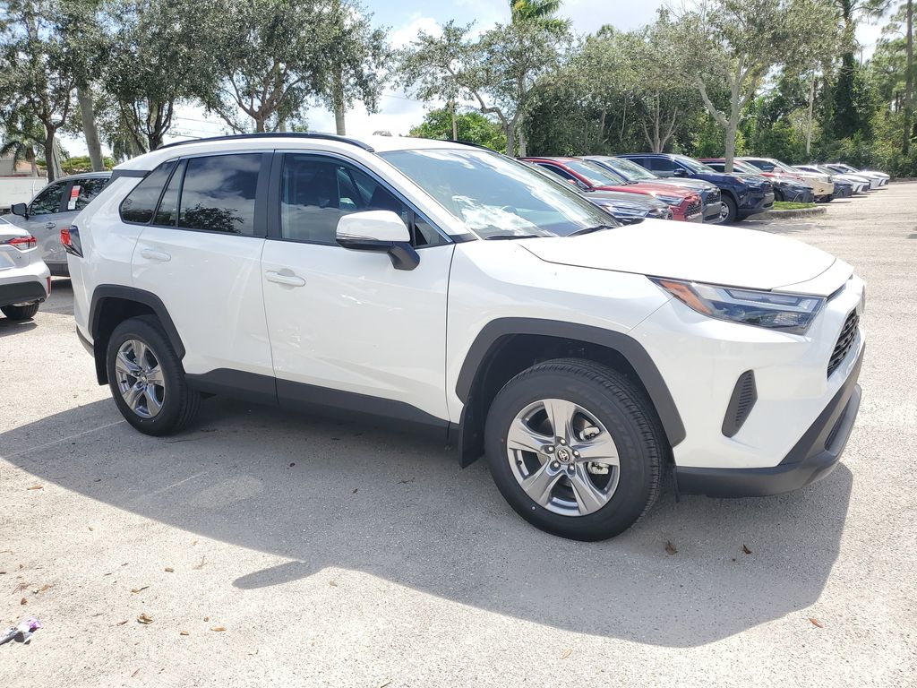 2025 Toyota RAV4 XLE photo 4