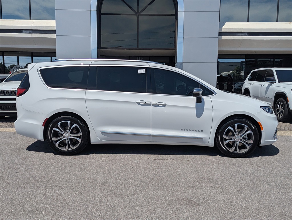 2026 Chrysler Pacifica Pinnacle photo 3