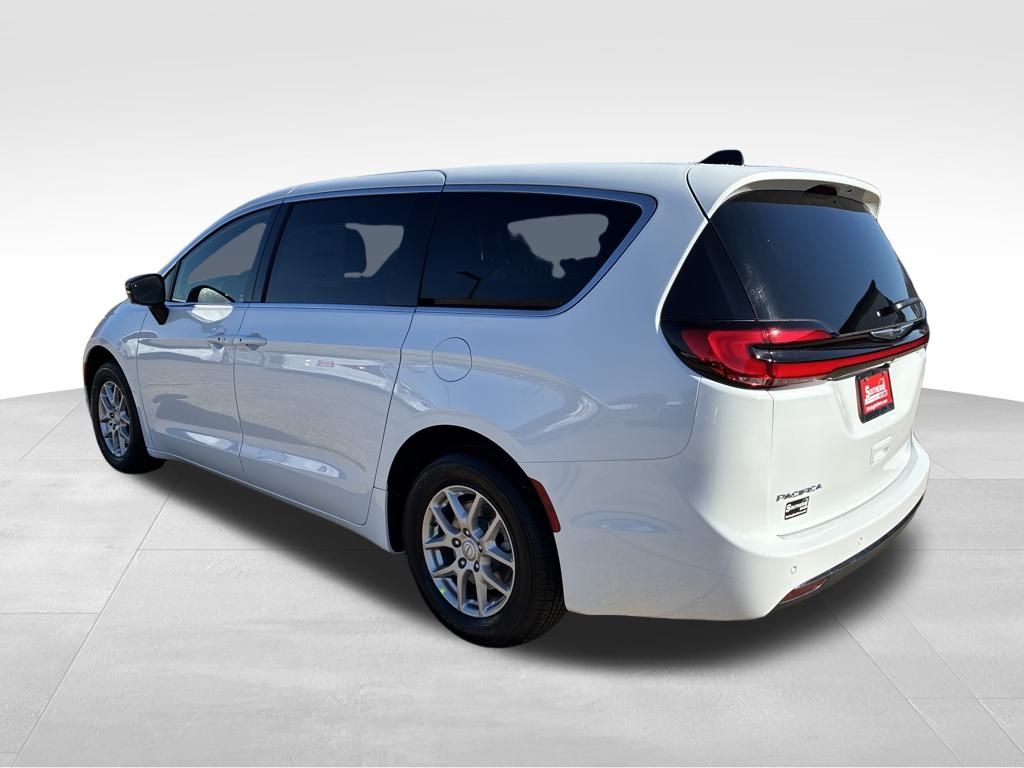 2026 Chrysler Pacifica photo 3