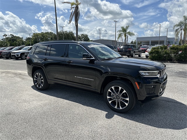 2025 Jeep Grand Cherokee Overland photo 2