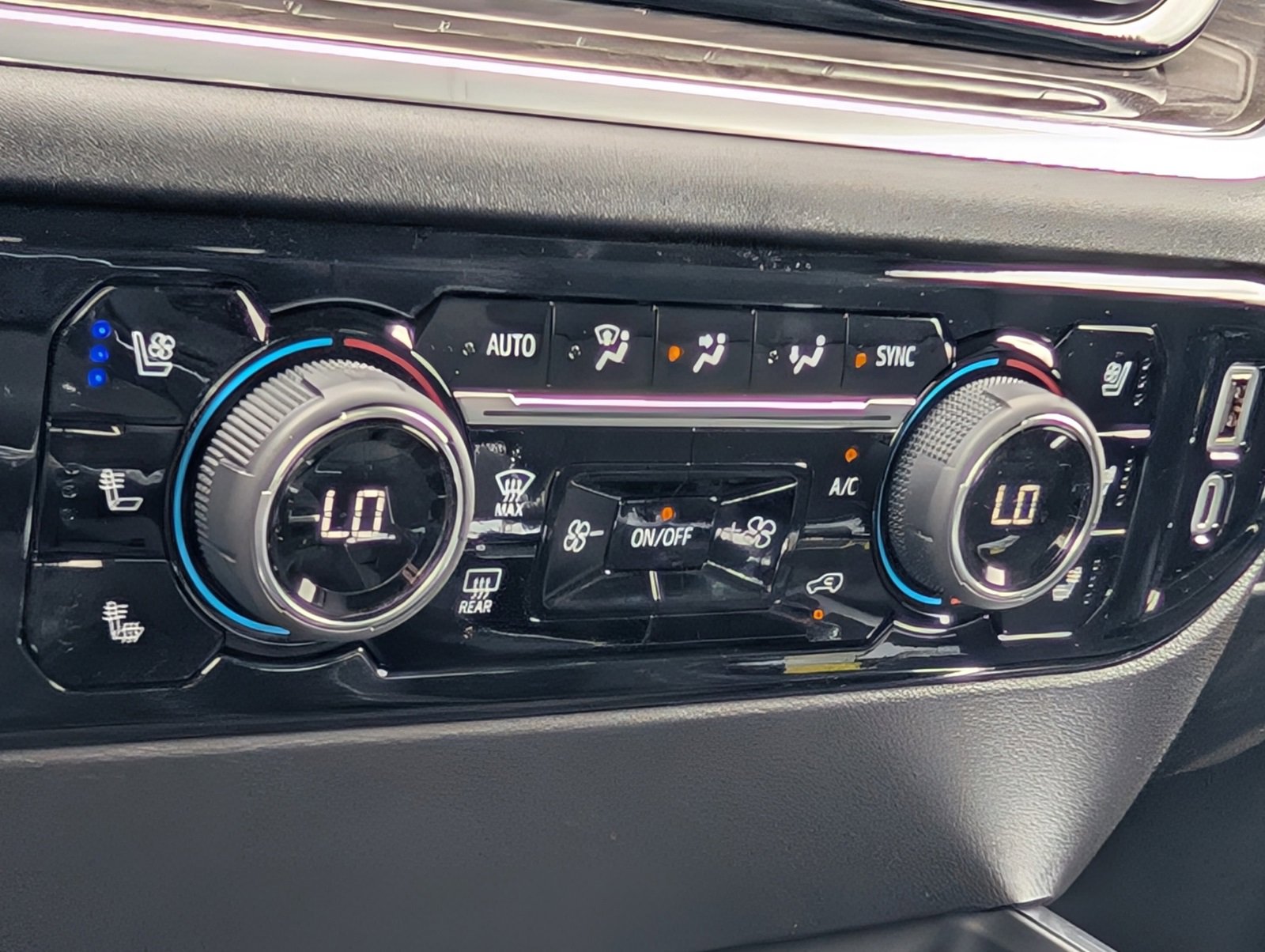 2025 Chevrolet Silverado 1500 LTZ photo 12