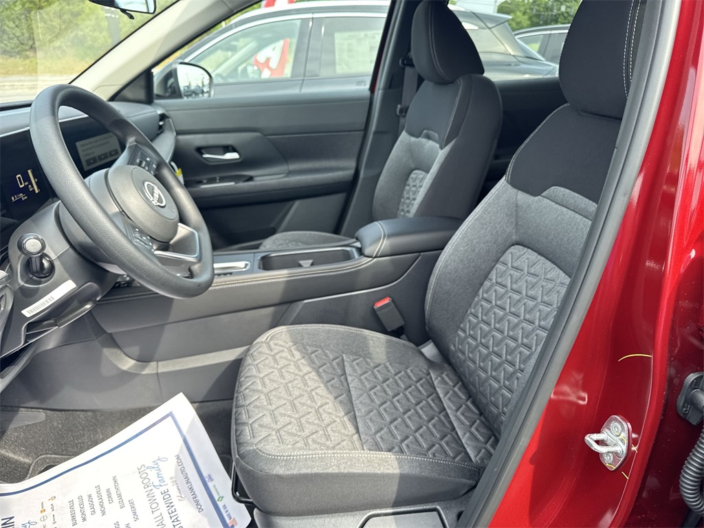 2025 Nissan Kicks SV photo 15