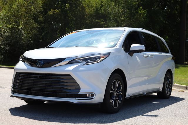 2025 Toyota Sienna Platinum's photo